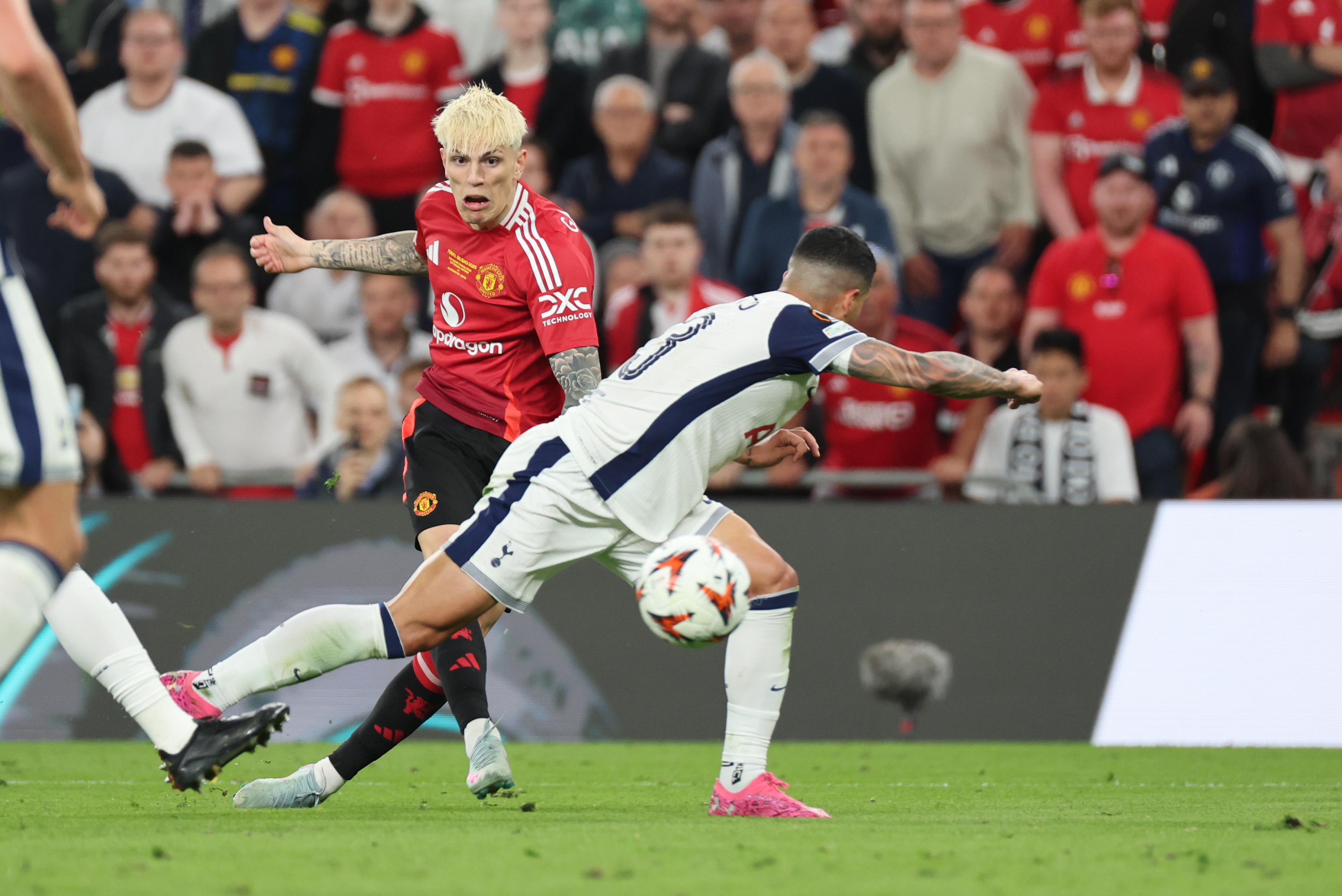 od体育网页版登录入口-包含托特纳姆热刺后卫全力防守，力保不败的词条