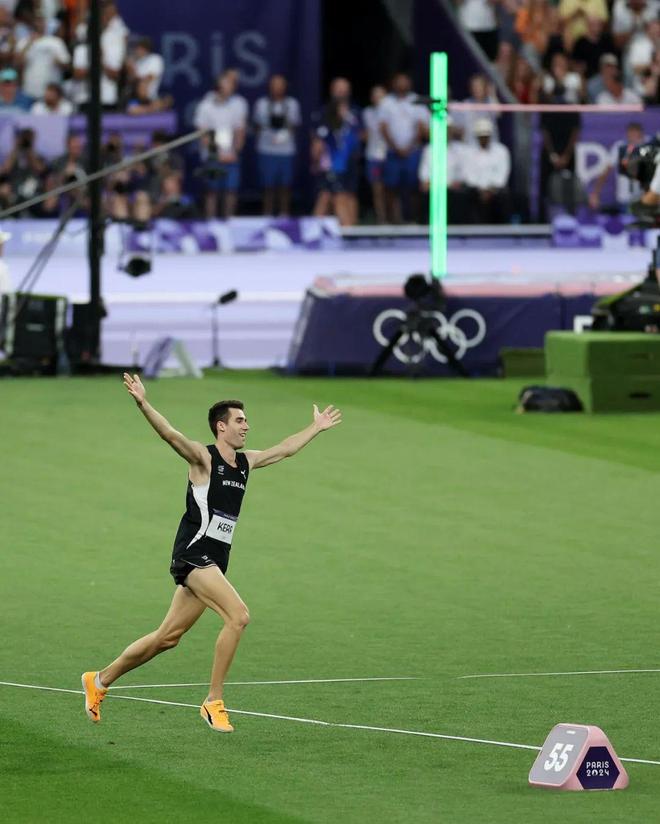 od体育官网-新西兰男子赛艇队在比赛中领先，夺冠