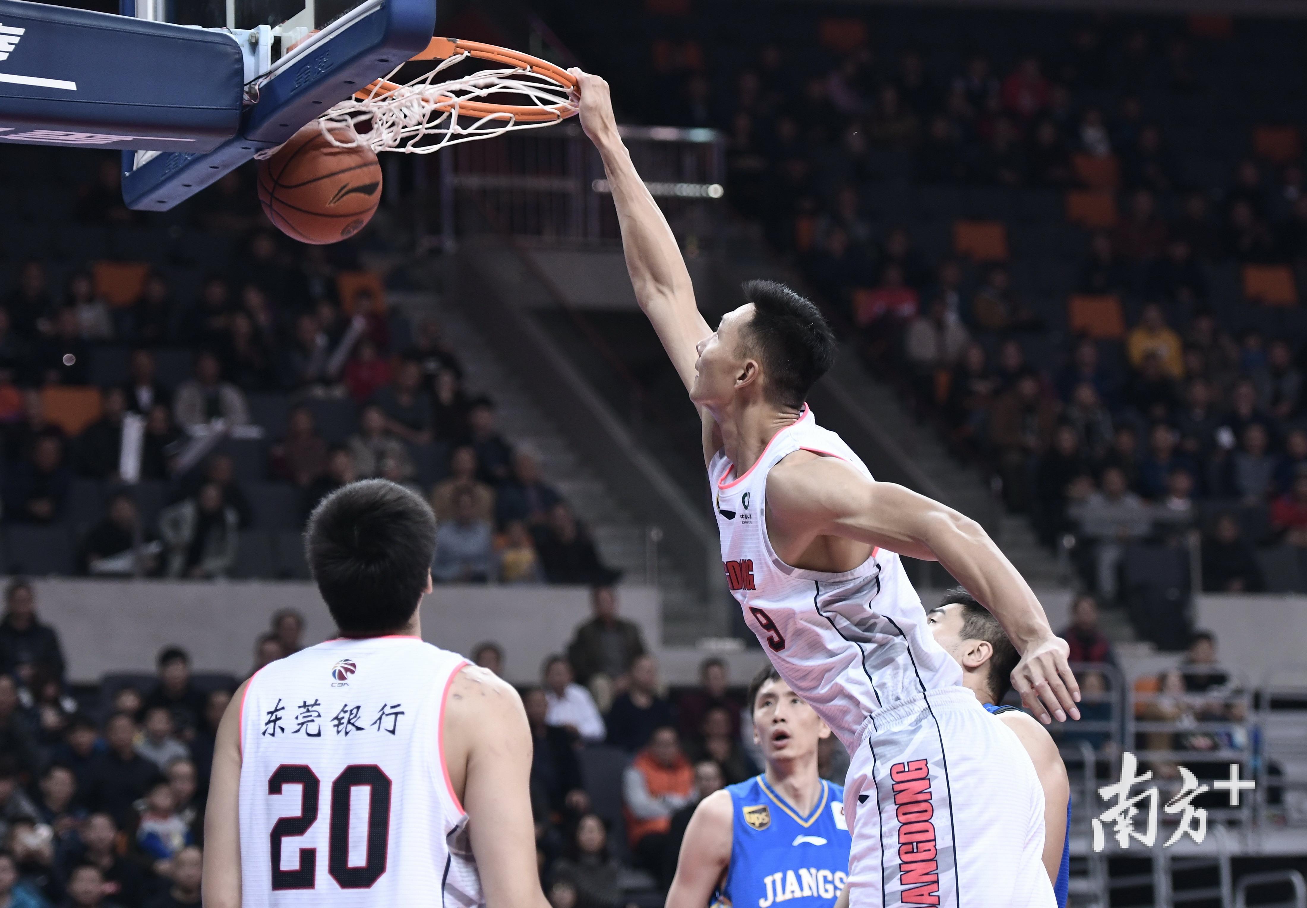 包含贝内文托客场大胜,继续保持领跑位置的词条